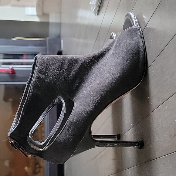 Grey Suede Monolo Blahnik heels - Picture 3 of 7